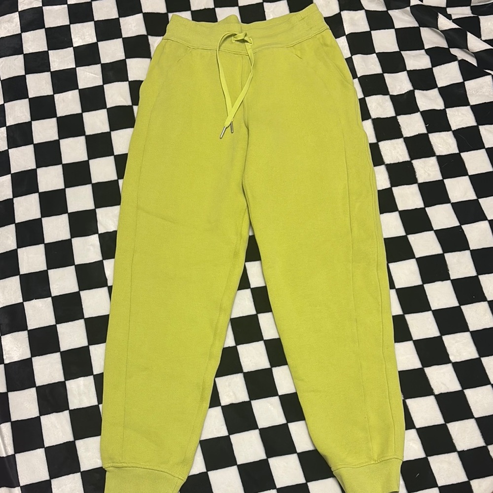 Women’s lululemon Lime Green Jogger jogger sweats (worn once)